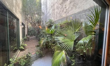 Venta. Casa. 6 ambientes. 4 suite. Cochera. Quincho. Terraza. Jardín. Barracas.