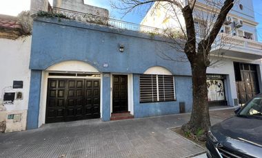 Venta. Casa. 6 ambientes. 4 suite. Cochera. Quincho. Terraza. Jardín. Barracas.