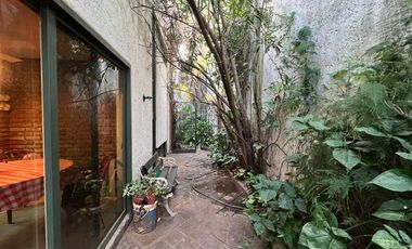 Venta. Casa. 6 ambientes. 4 suite. Cochera. Quincho. Terraza. Jardín. Barracas.