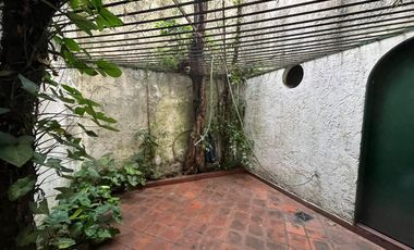 Venta. Casa. 6 ambientes. 4 suite. Cochera. Quincho. Terraza. Jardín. Barracas.