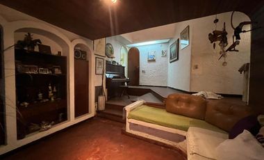 Venta. Casa. 6 ambientes. 4 suite. Cochera. Quincho. Terraza. Jardín. Barracas.