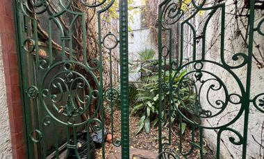 Venta. Casa. 6 ambientes. 4 suite. Cochera. Quincho. Terraza. Jardín. Barracas.