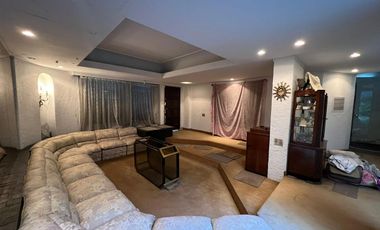 Venta. Casa. 6 ambientes. 4 suite. Cochera. Quincho. Terraza. Jardín. Barracas.