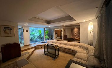 Venta. Casa. 6 ambientes. 4 suite. Cochera. Quincho. Terraza. Jardín. Barracas.