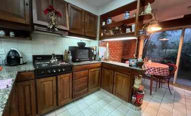 Venta. Casa. 6 ambientes. 4 suite. Cochera. Quincho. Terraza. Jardín. Barracas.