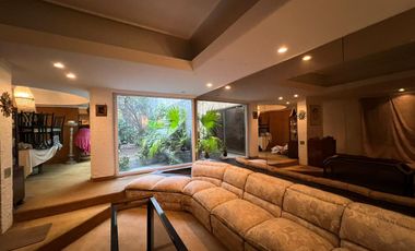 Venta. Casa. 6 ambientes. 4 suite. Cochera. Quincho. Terraza. Jardín. Barracas.