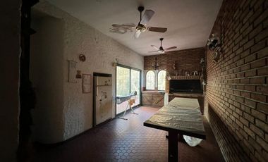 Venta. Casa. 6 ambientes. 4 suite. Cochera. Quincho. Terraza. Jardín. Barracas.