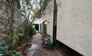 Venta. Casa. 6 ambientes. 4 suite. Cochera. Quincho. Terraza. Jardín. Barracas.