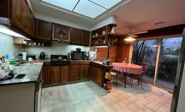 Venta. Casa. 6 ambientes. 4 suite. Cochera. Quincho. Terraza. Jardín. Barracas.
