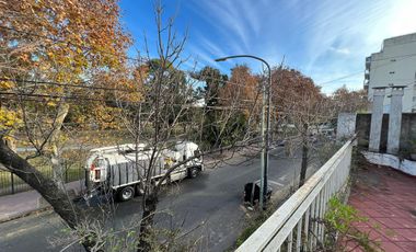 Venta. Casa. 6 ambientes. 4 suite. Cochera. Quincho. Terraza. Jardín. Barracas.