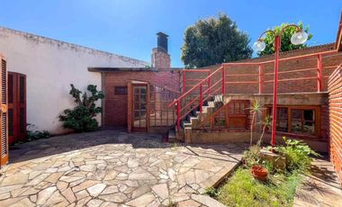 Casa en venta - 4 Dormitorios 4 Baños - La Plata