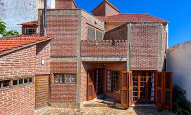 Casa en venta - 4 Dormitorios 4 Baños - La Plata