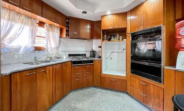 Casa en venta - 4 Dormitorios 4 Baños - La Plata