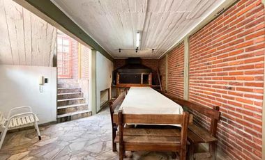 Casa en venta - 4 Dormitorios 4 Baños - La Plata