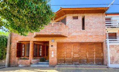 Casa en venta - 4 Dormitorios 4 Baños - La Plata