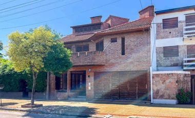 Casa en venta - 4 Dormitorios 4 Baños - La Plata