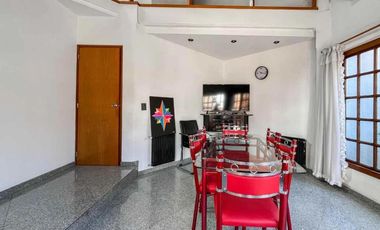 Casa en venta - 4 Dormitorios 4 Baños - La Plata