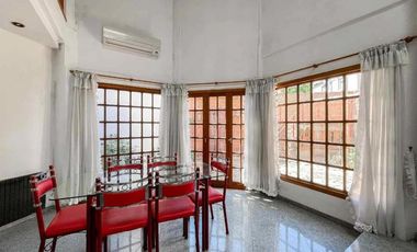 Casa en venta - 4 Dormitorios 4 Baños - La Plata