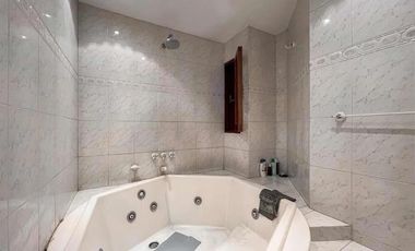 Casa en venta - 4 Dormitorios 4 Baños - La Plata