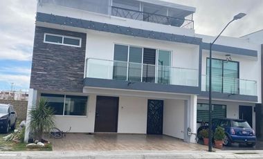 CASA EN VENTA EN FRACC. LA MEZZA