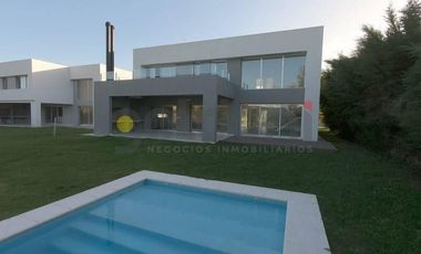 Imponente Propiedad de Moderno Diseño en 2 Plantas con Piscina