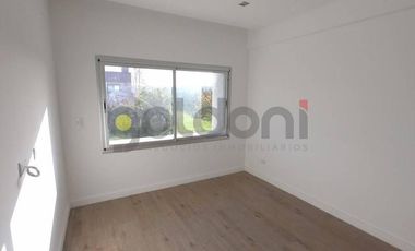 Imponente Propiedad de Moderno Diseño en 2 Plantas con Piscina