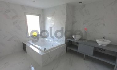 Imponente Propiedad de Moderno Diseño en 2 Plantas con Piscina