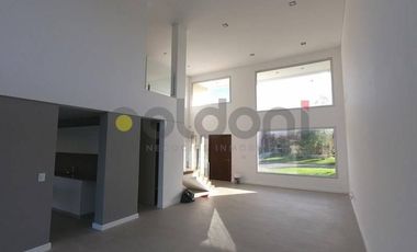 Imponente Propiedad de Moderno Diseño en 2 Plantas con Piscina