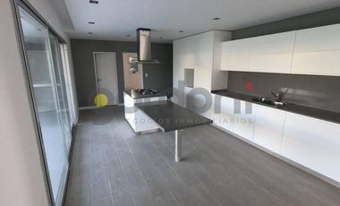 Imponente Propiedad de Moderno Diseño en 2 Plantas con Piscina