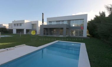Imponente Propiedad de Moderno Diseño en 2 Plantas con Piscina