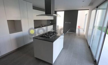 Imponente Propiedad de Moderno Diseño en 2 Plantas con Piscina