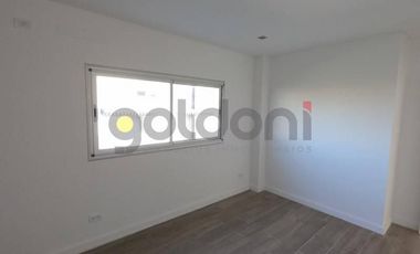 Imponente Propiedad de Moderno Diseño en 2 Plantas con Piscina