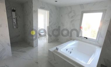 Imponente Propiedad de Moderno Diseño en 2 Plantas con Piscina