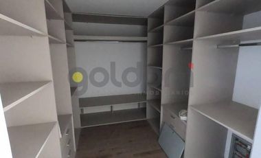 Imponente Propiedad de Moderno Diseño en 2 Plantas con Piscina