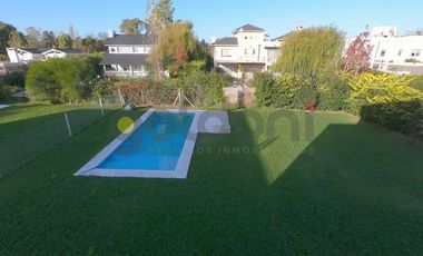 Imponente Propiedad de Moderno Diseño en 2 Plantas con Piscina