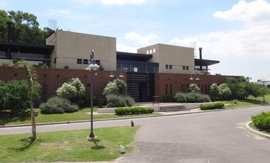 Imponente Propiedad de Moderno Diseño en 2 Plantas con Piscina