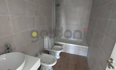 Imponente Propiedad de Moderno Diseño en 2 Plantas con Piscina