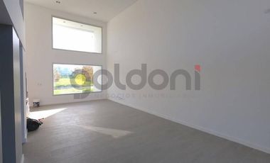 Imponente Propiedad de Moderno Diseño en 2 Plantas con Piscina