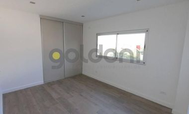 Imponente Propiedad de Moderno Diseño en 2 Plantas con Piscina