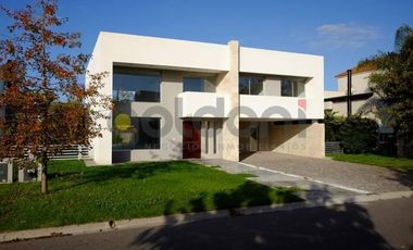 Imponente Propiedad de Moderno Diseño en 2 Plantas con Piscina