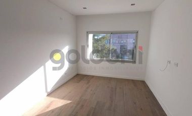 Imponente Propiedad de Moderno Diseño en 2 Plantas con Piscina