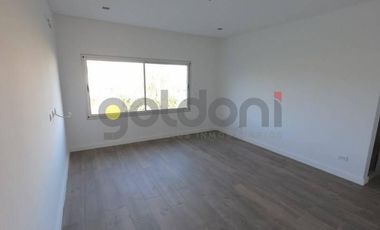 Imponente Propiedad de Moderno Diseño en 2 Plantas con Piscina