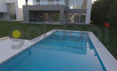 Imponente Propiedad de Moderno Diseño en 2 Plantas con Piscina