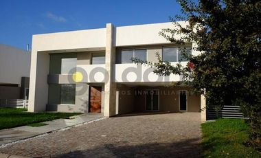 Imponente Propiedad de Moderno Diseño en 2 Plantas con Piscina