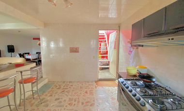 Se vende casa a 2 minutos de metro Coyuya con 2 departamentos independientes