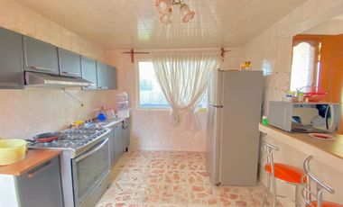 Se vende casa a 2 minutos de metro Coyuya con 2 departamentos independientes