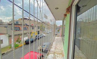 Se vende casa a 2 minutos de metro Coyuya con 2 departamentos independientes