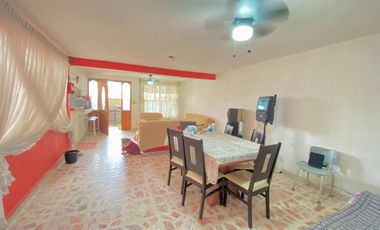 Se vende casa a 2 minutos de metro Coyuya con 2 departamentos independientes