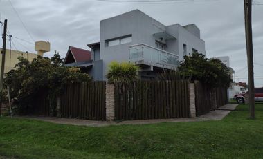 Casa en venta - 4 Dormitorios 3 Baños - Santa Clara del Mar