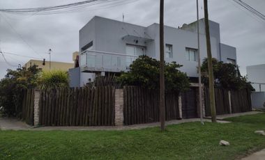 Casa en venta - 4 Dormitorios 3 Baños - Santa Clara del Mar